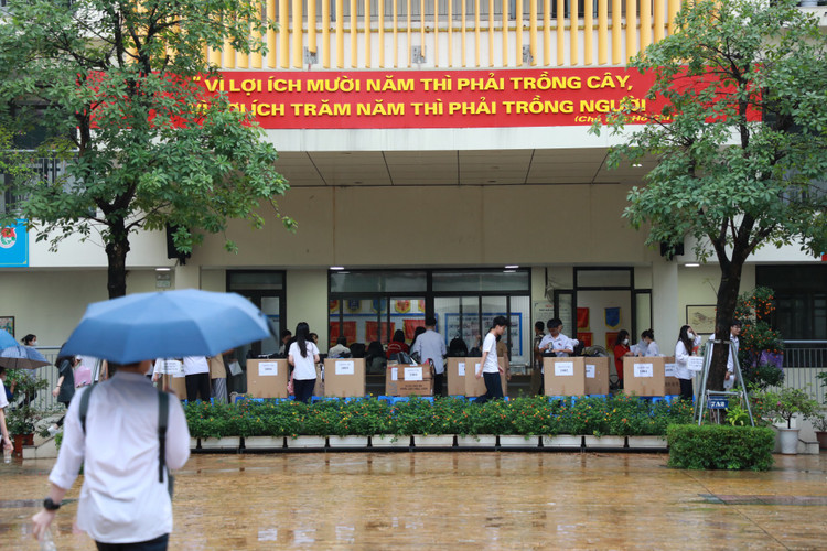 Thi sinh Ha Noi “doi mua” trong mon thi dau tien ky thi tot nghiep THPT-Hinh-11