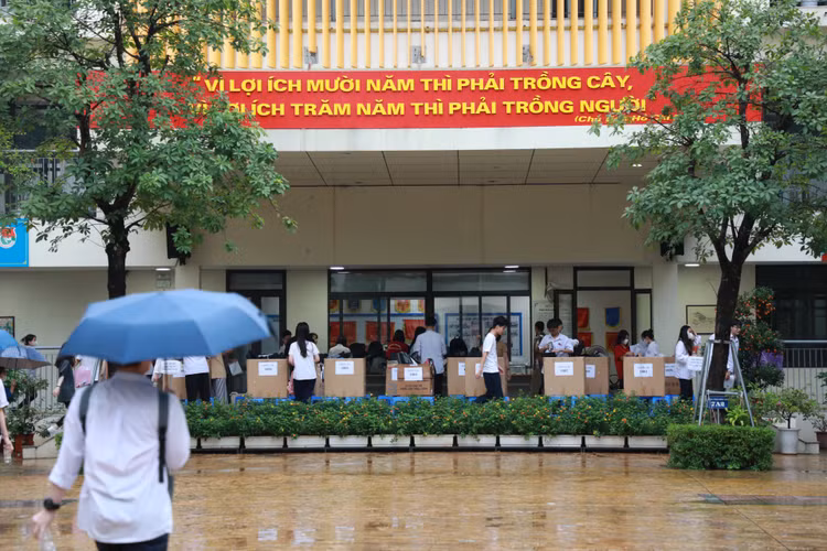 Thi sinh Ha Noi “doi mua” trong mon thi dau tien ky thi tot nghiep THPT-Hinh-11