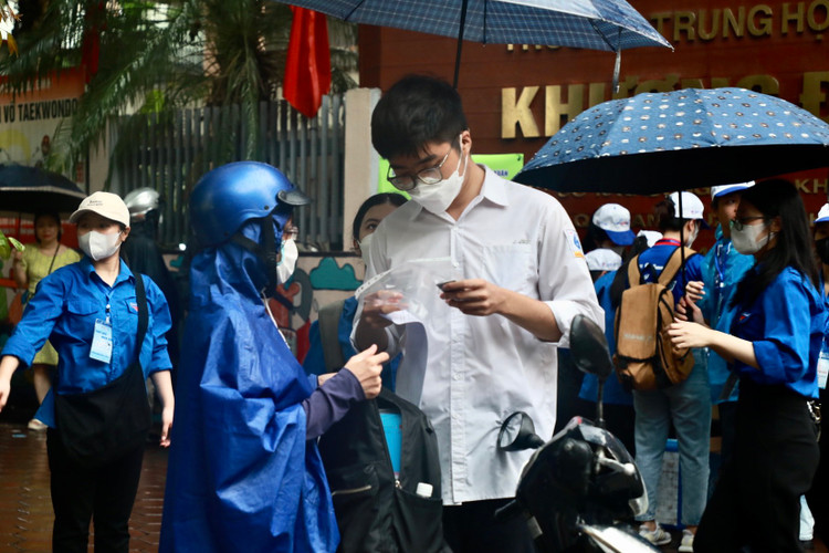 Thi sinh Ha Noi “doi mua” trong mon thi dau tien ky thi tot nghiep THPT-Hinh-8