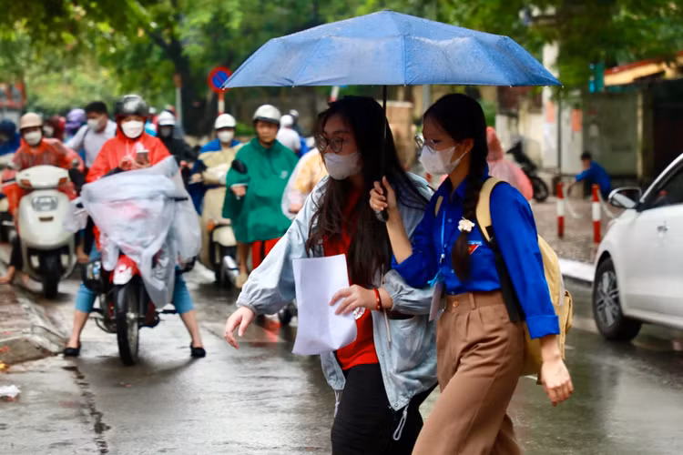 Thi sinh Ha Noi “doi mua” trong mon thi dau tien ky thi tot nghiep THPT-Hinh-7