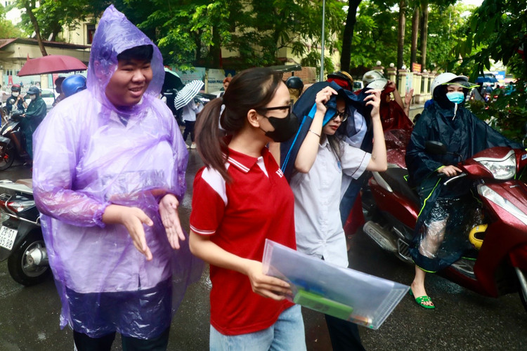 Thi sinh Ha Noi “doi mua” trong mon thi dau tien ky thi tot nghiep THPT-Hinh-3