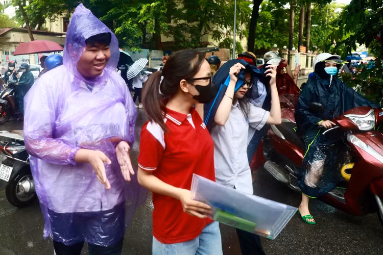 Thi sinh Ha Noi “doi mua” trong mon thi dau tien ky thi tot nghiep THPT-Hinh-3