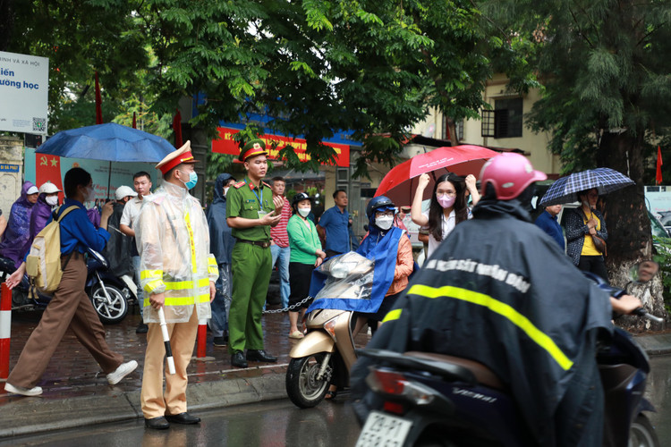 Thi sinh Ha Noi “doi mua” trong mon thi dau tien ky thi tot nghiep THPT-Hinh-5