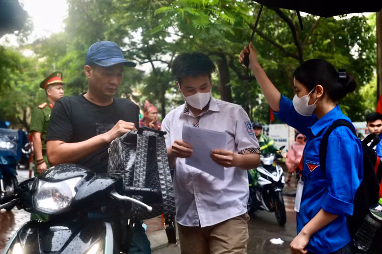 Thi sinh Ha Noi “doi mua” trong mon thi dau tien ky thi tot nghiep THPT-Hinh-4