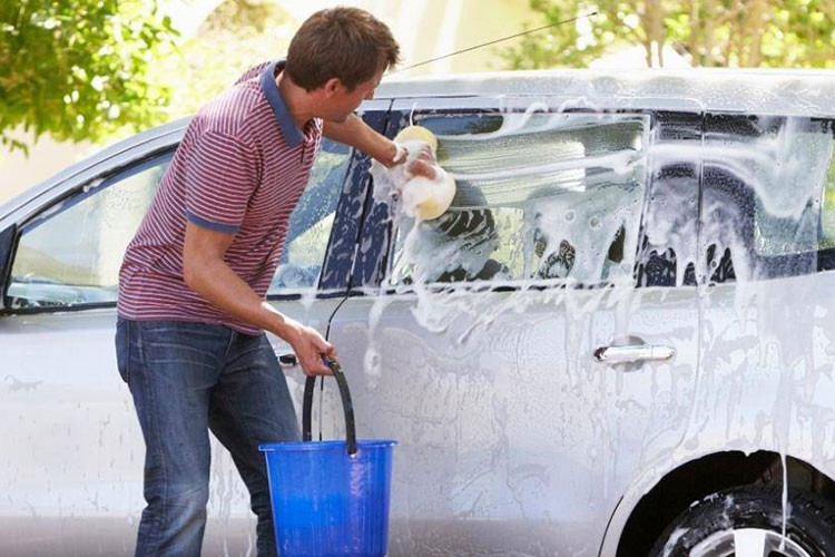 Tac hai cua viec dung nuoc rua chen de rua xe oto-Hinh-2