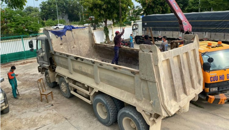 Hon 19.000 oto tai “truot” dang kiem do coi noi thung xe-Hinh-2