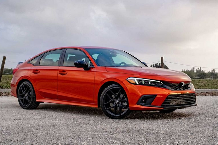 10. Honda Civic Si Đứng thứ 10 trong danh sách của Motor1 là cái tên đến từ thương hiệu Nhật Bản: Honda Civic Si. Mẫu xe này được đáng giá cao bởi khối động cơ mạnh mẽ đi kèm mức giá dễ tiếp cận. Mặc dù Civic Si 2022 có công suất thấp hơn so với thế hệ tiền nhiệm nhưng lại tăng tốc nhanh hơn và có dải vòng tua máy rộng hơn nhờ mô-men xoắn cực đại đã đạt được ngay từ vòng tua thấp hơn trước. Motor 1 cho rằng ngoại hình quá thể thao của Civic Si là một nhược điểm trong mắt người dùng phổ thông.