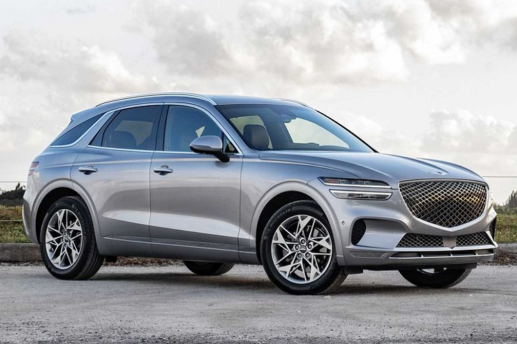 2. Genesis GV70 Genesis GV70 là chiếc SUV cỡ trung sang trọng và mạnh mẽ bậc nhất phân khúc. Ngay cả trên phiên bản tiêu chuẩn GV70 vẫn sở hữu khối động cơ 2.5L tăng áp công suất 300 mã lực và 406Nm momen xoắn. Khoang nội thất xe mang phong cách sang trọng với điểm nhấn là màn hình cảm ứng kích cỡ lên tới 14,5 inch.