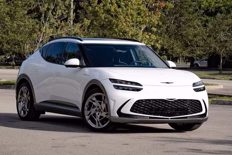 8. Genesis GV60 GV60 là mẫu xe thuần điện đầu tiên của thương hiệu xe hơi hạng sang Hàn Quốc - Genesis. Mẫu xe điện này được xây dựng dựa trên nền tảng khung gầm E-GMP giống với Hyundai Ioniq 5 và Kia EV6 nhưng cao cấp hơn nhờ vào loạt trang bị hiện đại và sang trọng phía bên trong khoang nội thất.