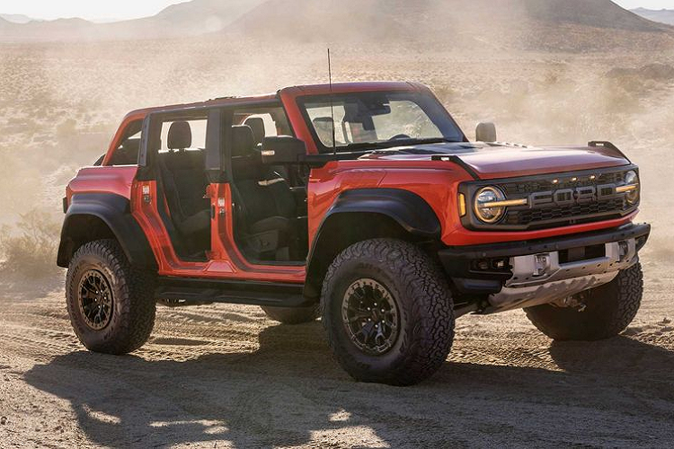 6. Ford Bronco Raptor Bronco Raptor là sự lựa chọn tuyệt vời dành cho những chuyến đi việt dã. Xe cung cấp một không gian rộng rãi thoải mái đủ cho 4 người ngồi, đi cùng khối động cơ V6 3.0L tăng áp kép công suất hơn 400 mã lực. Trên thế hệ mới, Ford Bronco Raptor có hệ thống treo di chuyển được nâng cấp và nội thất rộng rãi, nóc xe và cửa có thể tháo rời.