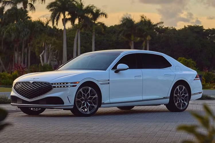 5. Genesis G90 Sự sang trọng, công nghệ và trải nghiệm lái tuyệt vời đã đưa Genesis G90 lên vị trí cao trong danh sách những chiếc xe tốt nhất của Motor1. Xe được trang bị hệ truyền động hybird bao gồm động cơ 3,5 lít V6 tăng áp kép kết hợp mô tơ điện cho tổng công suất lên tới 409 mã lực. Ngoài ra, khoang cabin của mẫu xe này cũng cực kỳ cao cấp với hàng ghế sau hạng thương gia.