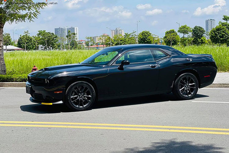 Ngôn ngữ thiết kế đuôi xe Dodge Challenger không khác biệt với phần đầu khi cụm đèn hậu LED tạo hình chữ nhật đặc trưng, ống xả kép đặt đối xứng mang đến vẻ cân đối cho chiếc xe đến từ Mỹ này. Hơn nữa, Dodge Challenger 2021 còn được tích hợp cánh gió thể thao, hệ thống camera/cảm biến lùi là những trang bị không thể thiếu...