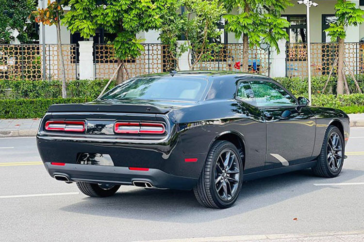 "Dàn chân" Dodge Challenger 2021 tạo hình cánh hoa 5 chấu kép với kích thước 19 inch kết hợp cùng bộ lốp 235/55R19, tay nắm cửa mang phong cách cổ điển nhưng được kết hợp với nút bấm mở cửa thông minh. Gương chiếu hậu xe được đặt tách biệt trụ A, đồng màu với thân xe. Dù có những tính năng hiện đại như cảnh báo điểm mù, sấy gương, chỉnh điện... nhưng gương xe không tích hợp đèn xi-nhan.