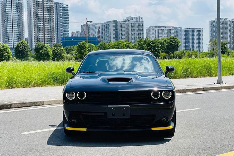 Theo một số nguồn tin, giá xe Dodge Challenger GT 2021 của ông Đặng Lê Nguyên Vũ khoảng hơn 3 tỷ đồng và mới chỉ lăn bánh hơn 2.000 km, xe được nhập khẩu về nước từ 2020 và chỉ có 2 chiếc tại Việt Nam.