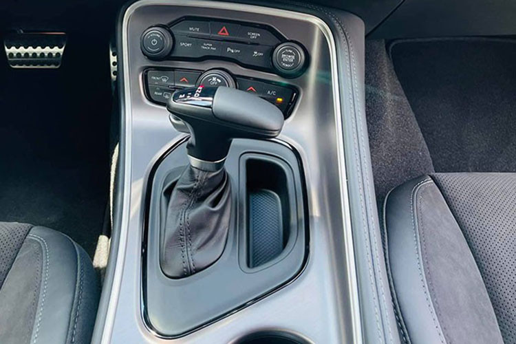 Xe có điều hòa tự động, sấy kính, nút bấm khởi động, chìa khóa thông minh, loa Alpine, đèn pha tự động… Ngoài ra, Dodge Challenger 2021 được đánh giá là chiếc xe thể thao an toàn với nhiều công nghệ tiên tiến như: phanh ABS/BA/EBD, cảnh báo chệch làn đường và hỗ trợ giữ làn, cảnh báo điểm mù, cảnh báo va chạm thông qua radar, ga tự động thích ứng, camera/cảm biến lùi…