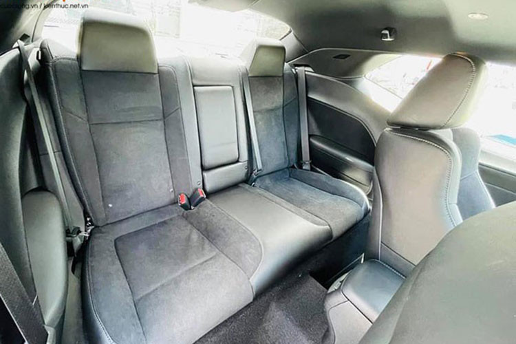 Xe sở hữu hệ thống ghế ngồi 2+2 với chất liệu da kết hợp da lộn. Ghế lái chỉnh điện và ghế phụ chỉnh cơ cùng chức năng sưởi ấm/làm mát được điều chỉnh trên màn hình trung tâm. Hệ thống giải trí với màn hình cỡ lớn có tính năng kết nối điện thoại thông minh, phát wifi, kết nối USB, Bluetooth…