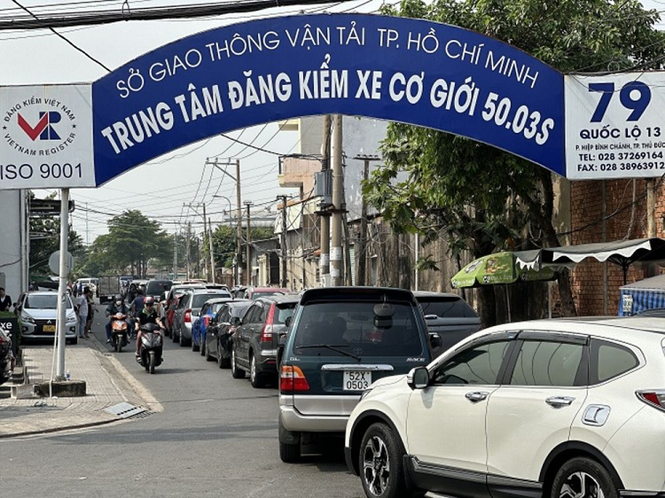 Cuc Dang kiem - son xe oto sai mau, gi bac len xuong van kiem dinh-Hinh-2