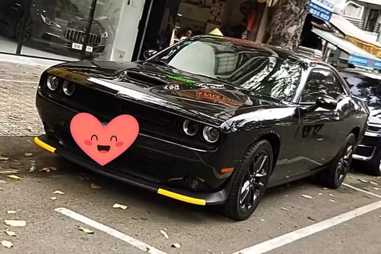 Mới đây, một chiếc Dodge Challenger GT siêu hiếm tại Việt Nam xuất hiện tại TP.HCM, chiếc xe nay thuộc đời 2021 và mang biển số Hà Nội. Đáng chú ý là người sở hữu món hàng hiếm này không ai khác chính là ông Đặng Lê Nguyên Vũ.