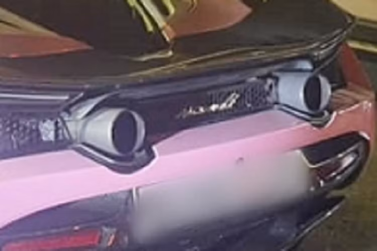 Thông tin chúng tôi tìm hiểu có được, chiếc siêu xe mui trần McLaren 720S Spider tại Lào Cai này hiện thuộc sở hữu của 1 cô gái kinh doanh trong lĩnh vực bán mỹ phẩm, như vậy đây đã là chủ nhân nữ thứ 3 của xe sau Đoàn Di Băng và Trang Nemo, đều kinh doanh nghề làm đẹp.