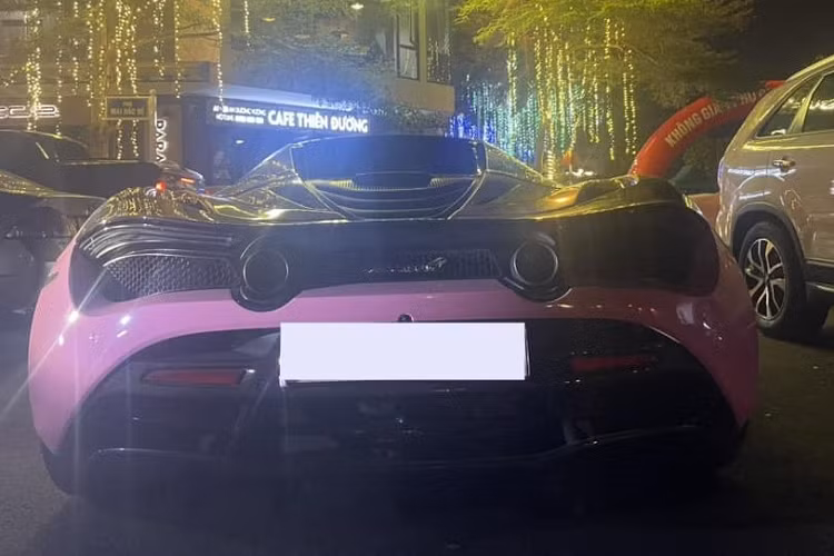 Ngoài bộ áo màu hồng ra, chiếc xe McLaren 720S Spider này không có gì thay đổi nhiều so với lúc mới được chồng của Đoàn Di Băng đặt mua để tặng cho vợ, điểm ấn tượng của siêu xe chính là việc phần mui xếp cứng bằng sợi carbon chỉ mất thời gian 11 giây để thực hiện thao tác đóng hoặc mở mui xe.