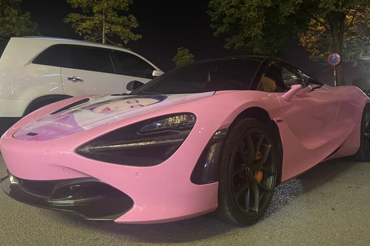 Từng là chiếc siêu xe mui trần McLaren 720S Spider có bộ áo dán đề-can đắt đỏ bậc nhất tại Việt Nam với chủ đề chính là ý tưởng từ bức tranh có giá 110,5 triệu USD, tuy nhiên, chưa được bao lâu, chiếc siêu xe mui trần McLaren 720S Spider này đã tìm thấy chủ mới là 1 người đẹp kinh doanh lĩnh vực mỹ phẩm.