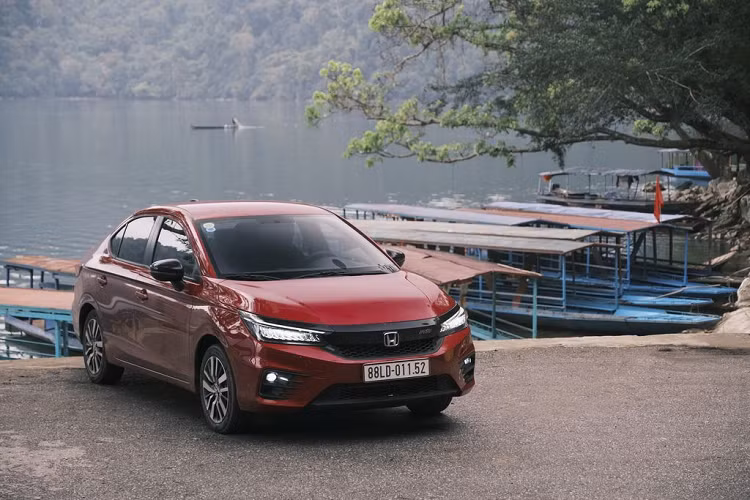 Honda City - 13.510 xe Giữ phong độ ổn định, thường xuyên nằm trong top những xe bán chạy trong tháng, Honda City luôn là mẫu xe được đánh giá là đáng trải nghiệm và “xuống tiền”. Sau 11 tháng, tổng doanh số của Honda City đạt 13.510 xe, tạm xếp thứ 6 toàn thị trường và thứ 3 trong phân khúc sedan hạng B. Honda City có 4 phiên bản, giá bán 499-599 triệu đồng.