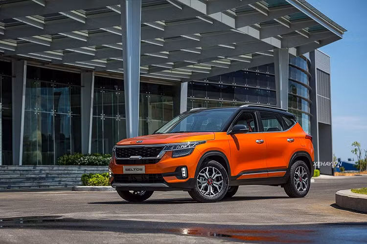 Kia Seltos - 11.946 xe Ra mắt tại Việt Nam từ năm 2020, Kia Seltos vẫn tạo được dấu ấn trong lòng khách hàng. Sau 11 tháng, mức doanh số của Kia Seltos đạt 11.946 xe, tạm xếp thứ 9 toàn thị trường.
