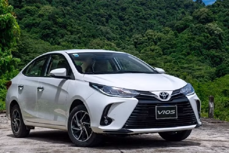Toyota Vios - 20.765 xe Toyota Vios vốn được xem là mẫu sedan bán chạy nhất phân khúc hạng B nhiều năm liên tiếp. Dù phong độ có đôi lúc không ổn định nhưng mẫu xe này thường xuyên nằm trong nhóm có doanh số tốt nhất. Kết thúc tháng 11/2022, Toyota Vios có doanh số tích lũy đạt 20.765 xe, tạm dẫn đầu top 10 xe ôtô bán chạy nhất Việt Nam năm 2022