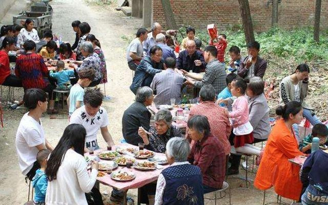Mời tiệc nhưng cả làng không đến, nguyên nhân ai cũng đồng tình - Hình 12 Moi tiec nhung ca lang khong den, nguyen nhan ai cung dong tinh-Hinh-12