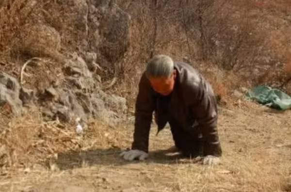 Bi an 'loi nguyen' o 'lang bo', khong ai di duoc bang 2 chan-Hinh-8