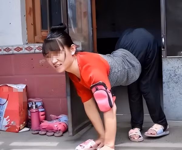 Bi an 'loi nguyen' o 'lang bo', khong ai di duoc bang 2 chan-Hinh-11