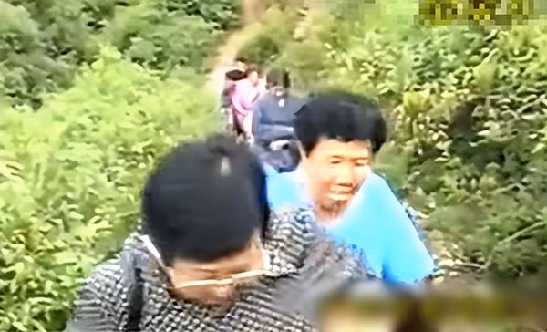 Săn rắn ăn thịt, lão nông hóa 'người rắn' đáng sợ và sự thật - Hình 11 San ran an thit, lao nong hoa 'nguoi ran' dang so va su that-Hinh-11