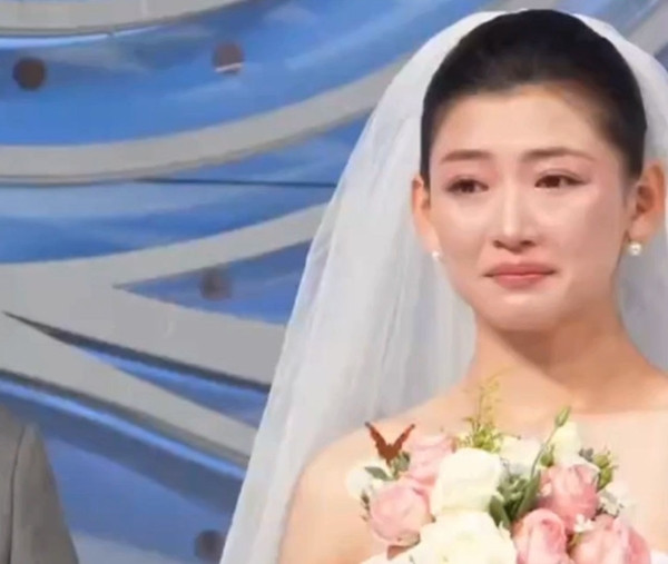 Con bướm bất ngờ đậu lên vai cô dâu và lời hứa nhiệm màu - Hình 3 Con buom bat ngo dau len vai co dau va loi hua nhiem mau-Hinh-3