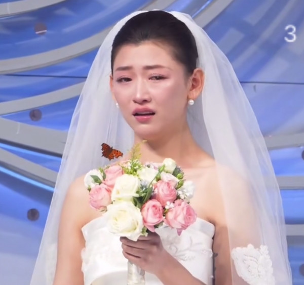 Con bướm bất ngờ đậu lên vai cô dâu và lời hứa nhiệm màu - Hình 2 Con buom bat ngo dau len vai co dau va loi hua nhiem mau-Hinh-2