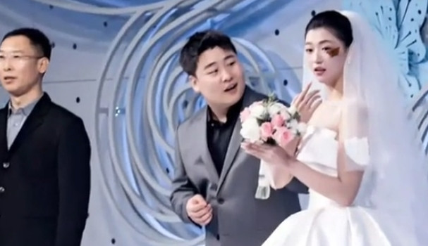 Con bướm bất ngờ đậu lên vai cô dâu và lời hứa nhiệm màu Con buom bat ngo dau len vai co dau va loi hua nhiem mau