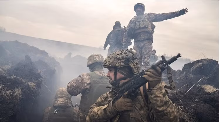 Quan doi Nga dang bung no o mat tran nam Donetsk-Hinh-11