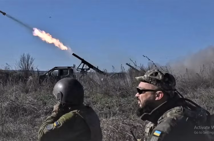 3.000 quan Azov bi danh bai, tuyen phong thu Donbass vo tran-Hinh-7