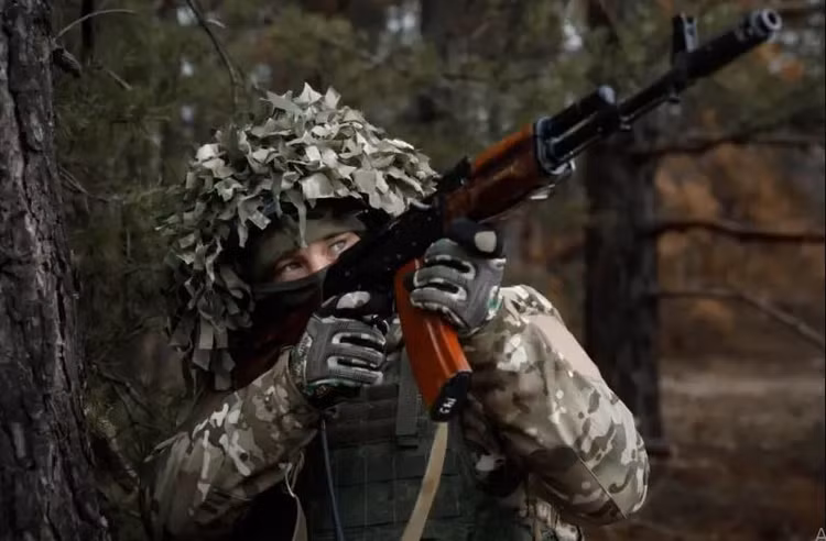 Quan Nga siet vong vay, “thit chat thong long” o Kurakhove-Hinh-5