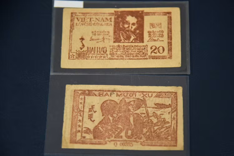 Nguoi co bo suu tap tien co hon 10.000 to-Hinh-7