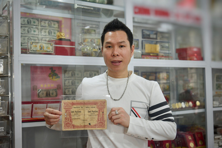 Nguoi co bo suu tap tien co hon 10.000 to