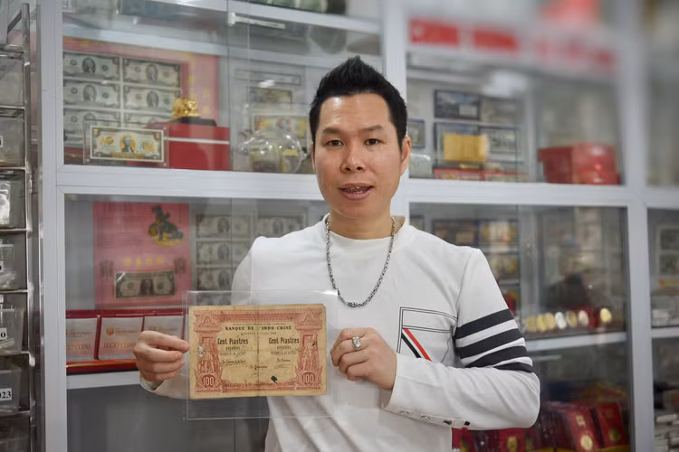 Nguoi co bo suu tap tien co hon 10.000 to