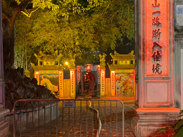 Cháy bốt thu vé vào đền Ngọc Sơn, du khách hoảng sợ Chay bot thu ve vao den Ngoc Son, du khach hoang so