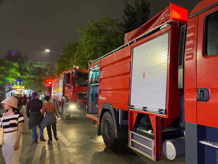 Cháy bốt thu vé vào đền Ngọc Sơn, du khách hoảng sợ - Hình 2 Chay bot thu ve vao den Ngoc Son, du khach hoang so-Hinh-2