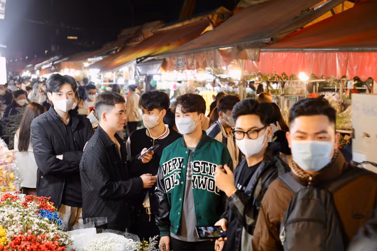 Quang Ba: Cam dong canh dang may rau xuyen dem chon hoa dip 8/3-Hinh-8