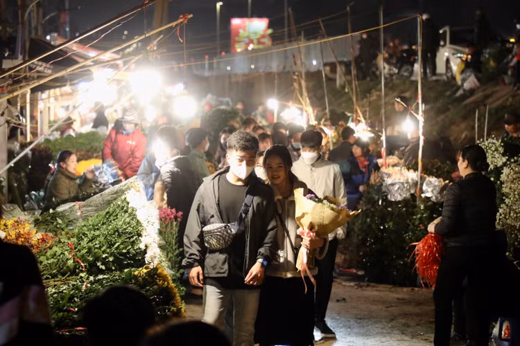 Quang Ba: Cam dong canh dang may rau xuyen dem chon hoa dip 8/3-Hinh-2