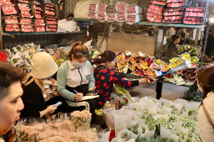 Quang Ba: Cam dong canh dang may rau xuyen dem chon hoa dip 8/3-Hinh-3