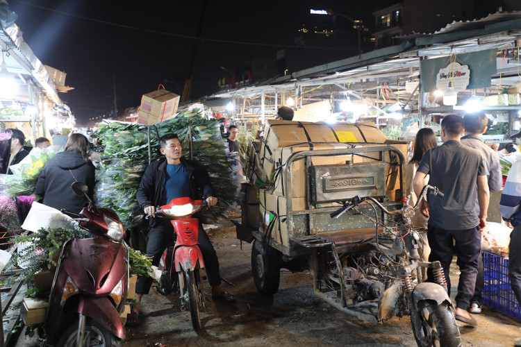 Quang Ba: Cam dong canh dang may rau xuyen dem chon hoa dip 8/3-Hinh-11