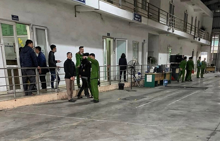 Hang tram xe xep hang tai TT dang kiem 29-08D truoc khi bi kham xet-Hinh-6