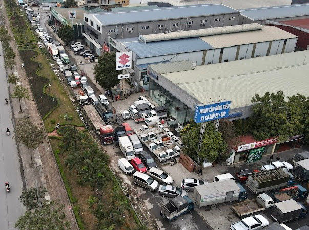 Hang tram xe xep hang tai TT dang kiem 29-08D truoc khi bi kham xet-Hinh-7