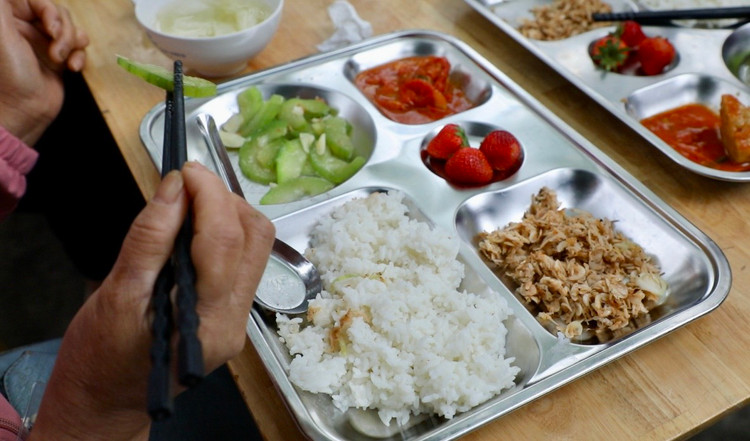 Ha Noi: Am long voi quan com 2000 danh cho benh nhan ung thu-Hinh-3